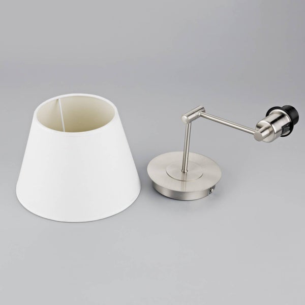 Wandleuchte mit weißem Stoffschirm und verstellbarem Arm aus mattiertem Metall.