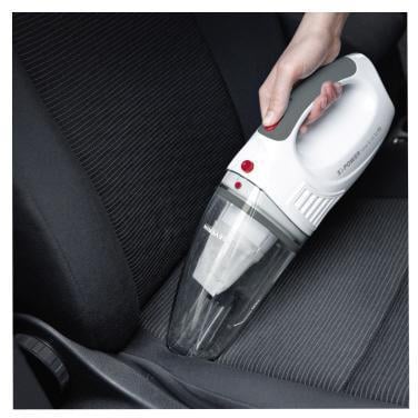 Handstaubsauger im Einsatz zur Reinigung eines Autositzes.