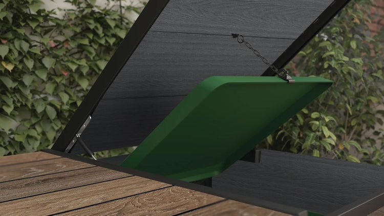 Nahaufnahme eines geöffneten Mülltonnenbox-Deckels mit Kettenverbindung zum automatischen Mitöffnen des Deckels einer Mülltonne.