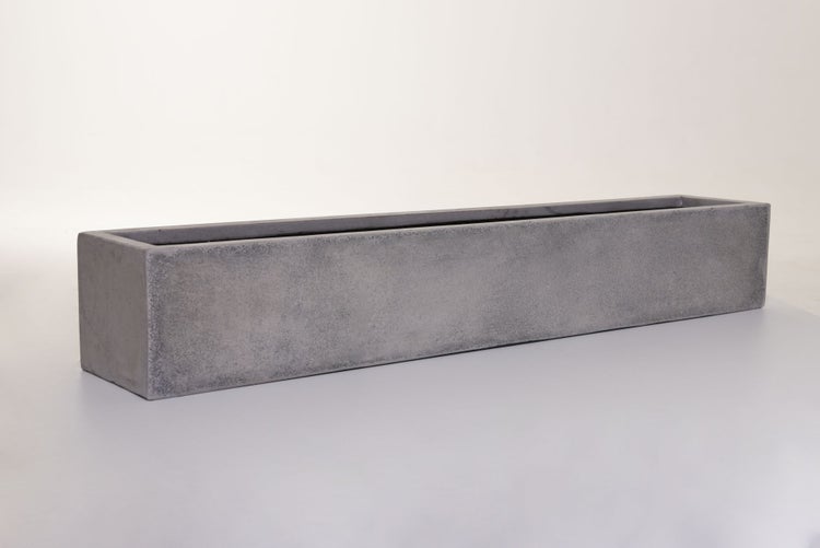 Rechteckiger Pflanzkasten in Beton-Optik, grau.
