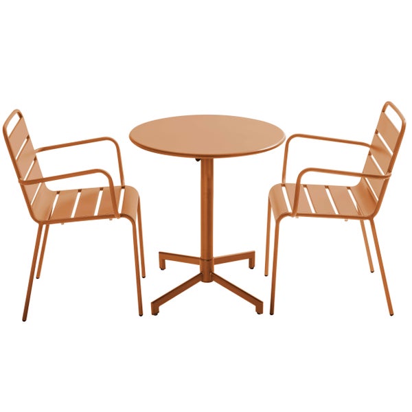 Bistro-Set aus Metall bestehend aus einem runden Tisch und zwei Stühlen mit Armlehnen für den Außenbereich.