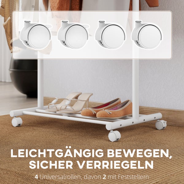 Kleiderständer mit Kleidung, Hut und Tasche in einem hellen Raum