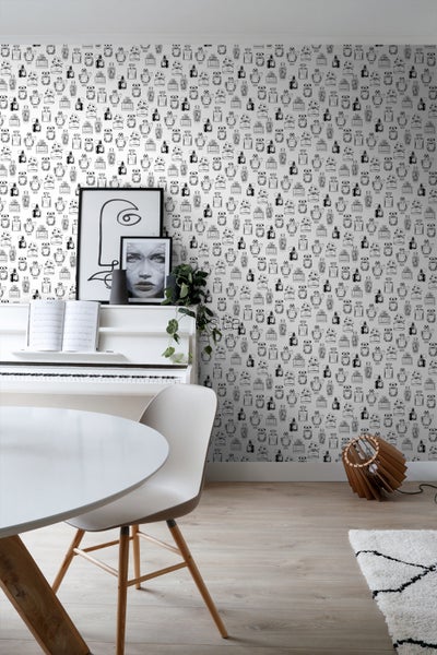 Wohnraum mit gemusterter Tapete, Klavier, Tisch und Stühlen