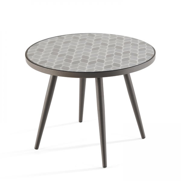 Runder Gartenbeistelltisch mit Mosaik-Tischplatte in Blätter-Optik und vier Metallbeinen.