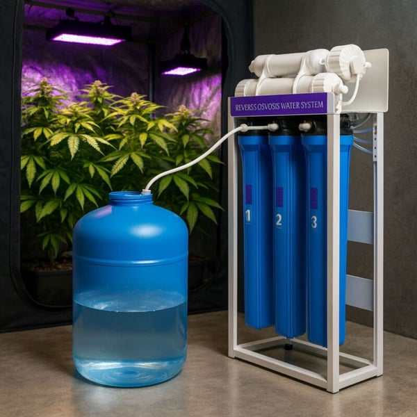 Umkehrosmose-Wasserfilteranlage mit drei Filtern und Wassertank für die Pflanzenzucht in einem Growzelt mit künstlicher Beleuchtung.