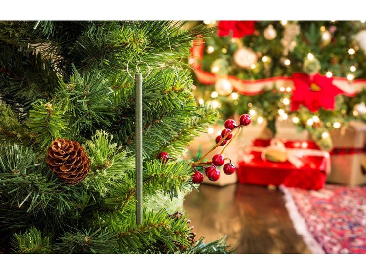 Grüne Christbaumkerzenhalterung aus Metall zum Aufhängen an einem künstlichen Tannenbaum mit Tannenzapfen und Beeren