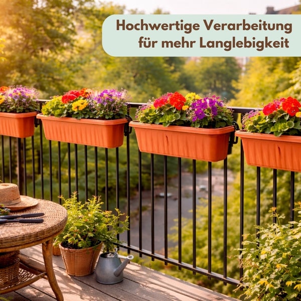 Balkonkästen in Terrakotta-Optik mit bunten Blumen an einem schwarzen Metallgeländer auf einem hellen, organisierten Balkon.