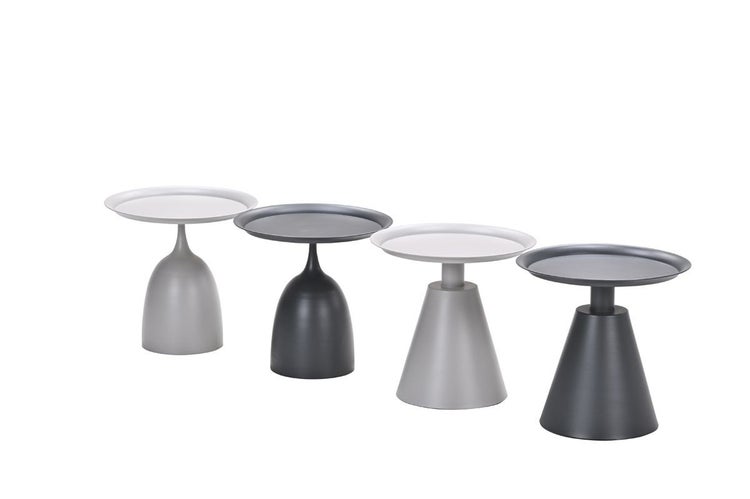 Vier minimalistische Beistelltische mit runden Tablett-Tischplatten und Standfüßen in konischer und Glockenform.