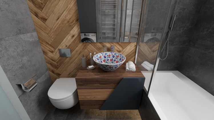 Badezimmer mit Waschbecken, Toilette und Badewanne