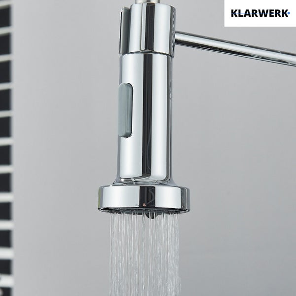 Klarwerk Logo. Küchenarmatur mit ausziehbarer Geschirrbrause und fließendem Wasser in Brausefunktion.