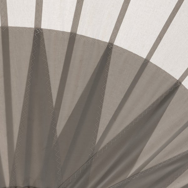 Detailaufnahme von Sonnenschirmstoff mit Zickzack-Nähten und Verstärkungen.