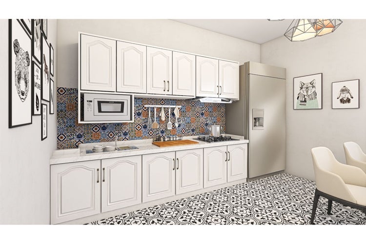 Helle Küche mit weißen Schränken, Mikrowelle und gemusterten Fliesen