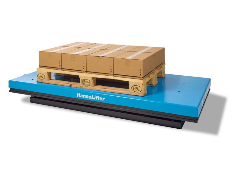 HanseLifter Flachform-Hubtisch mit einer Euro-Palette aus Holz und Kartons.