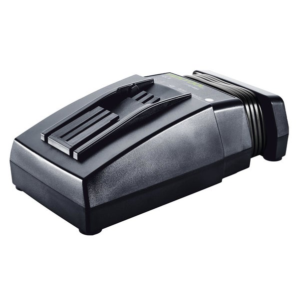 Metallregal mit fünf Regalböden und einer Frau zur Größenorientierung.