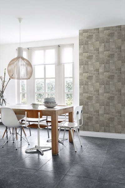 Heller Essbereich mit Holztisch, Stühlen und gemusterter Tapete