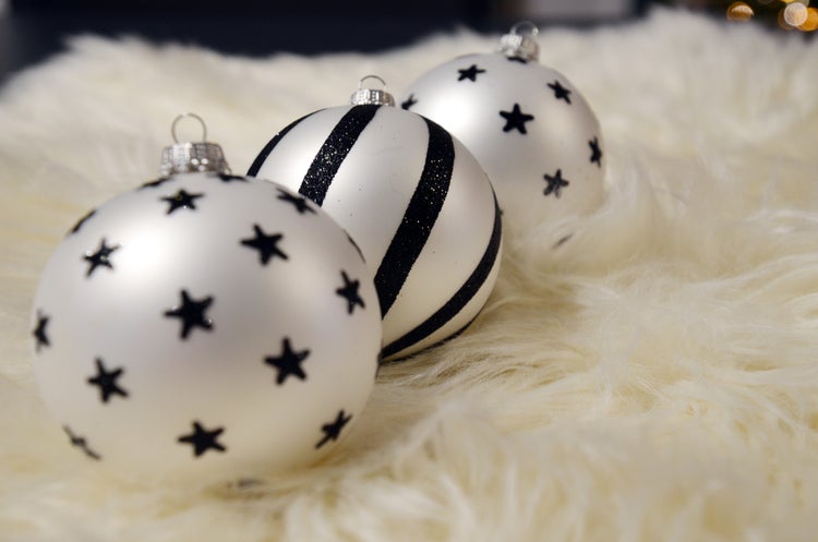 Xmas Black & White Satin , 3er Set, silber matt/schwarz/Glitzer, 8cm, 3 Stck., Weihnachtsbaumkugeln, Christbaumschmuck, Weihnachtsbaumanhänger
