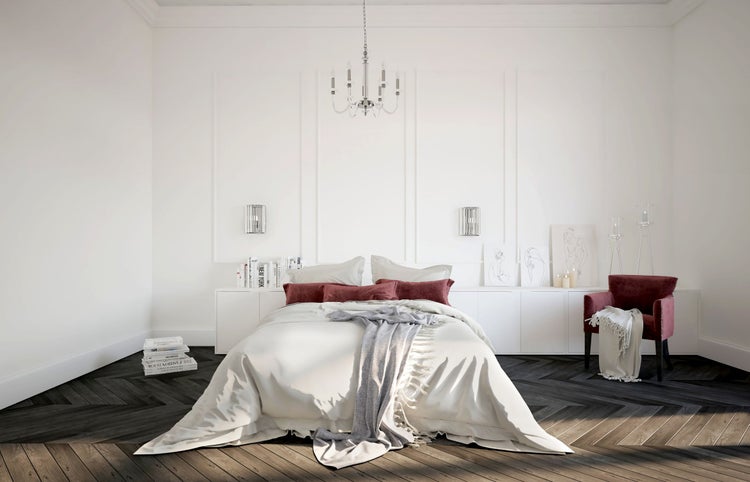 Helles Schlafzimmer mit Bett, Nachttischen und Dekorationen