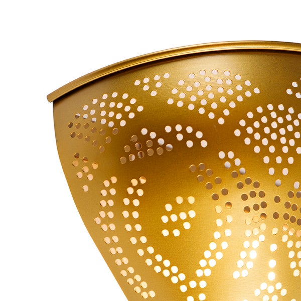 Detailansicht einer perforierten Metalllampe