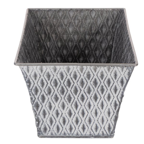 Quadratischer Pflanztopf aus Metall mit Rautenmuster und grauem Antik-Finish.
