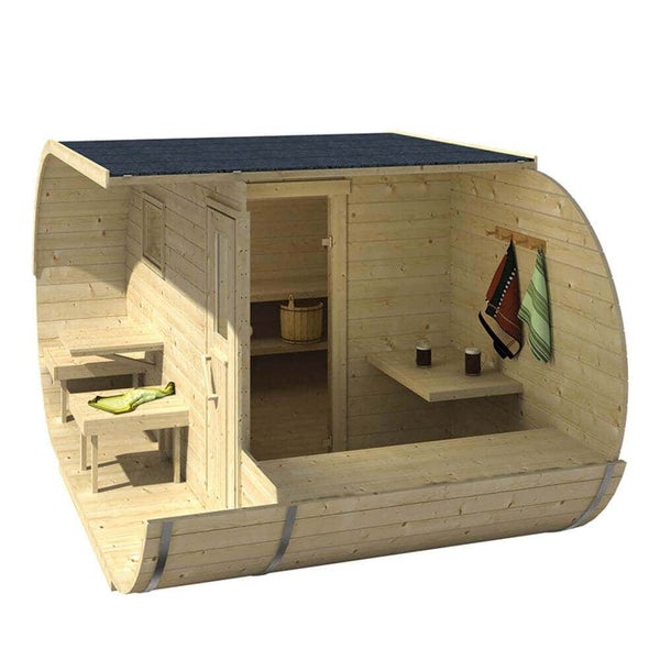 Fasssauna aus Holz mit Vorraum inklusive Sitzbänken und Tisch sowie Innenraum mit Saunazubehör.