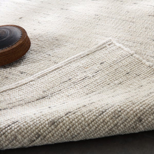 Teppich mit gewebter Textur und umgeschlagenem Rand