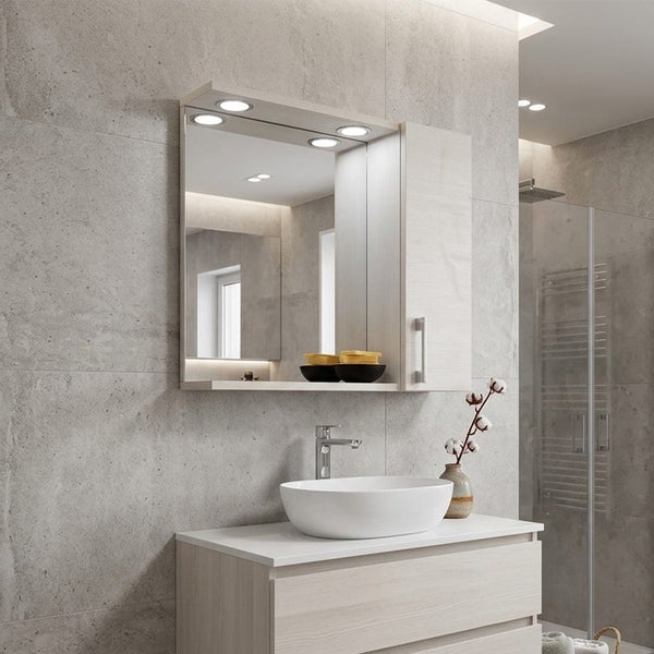 Modernes Badezimmer mit beleuchtetem Spiegelschrank, Waschtisch in Holzoptik und weißem Aufsatzbecken vor strukturierten Fliesen in Steinoptik.