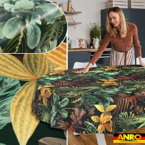 Ovale, abwaschbare Tischdecke mit tropischem Blättermuster auf einem Küchentisch, Nahaufnahme der Oberflächenstruktur, ANRO Logo.