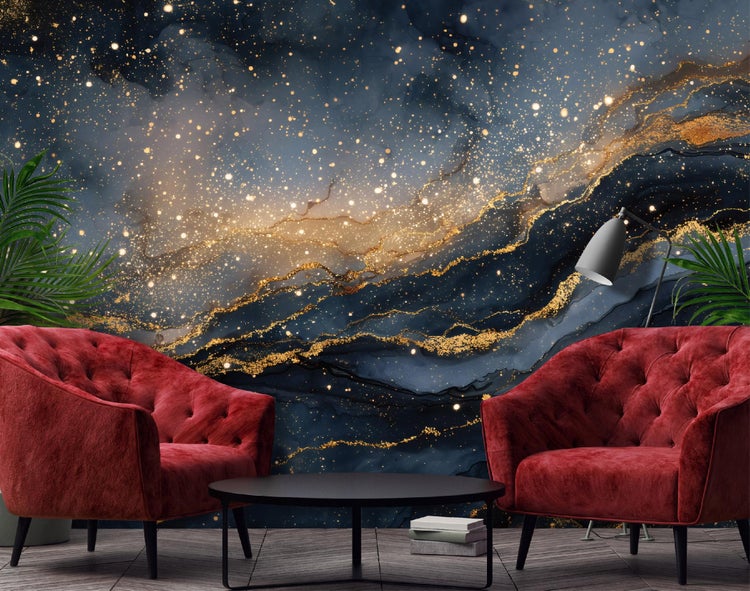 Wohnzimmer mit Tapete im Marmor Design, Sesseln und Tisch