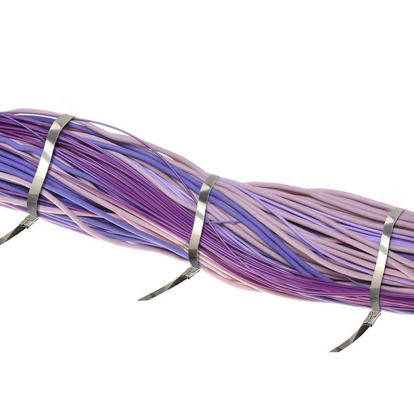 Gebündelte Kabel mit Kabelbindern