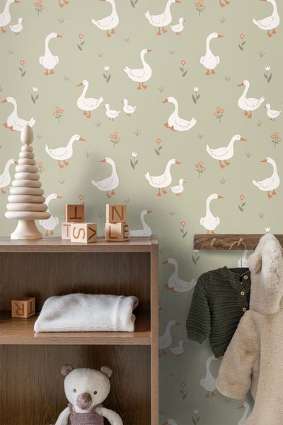 Kinderzimmer mit Tapete mit Gänse-Motiv, Holzregal und Spielzeug