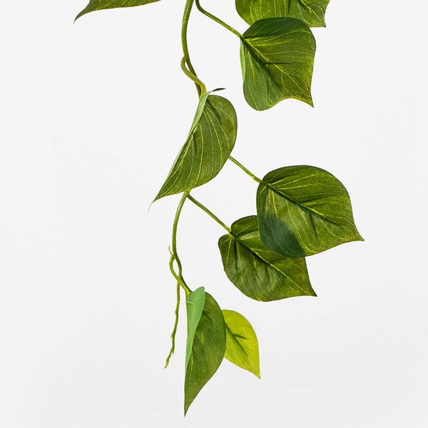 Künstliche Ranunkel mit zwei roten Blüten und grünen Blättern am Stiel.