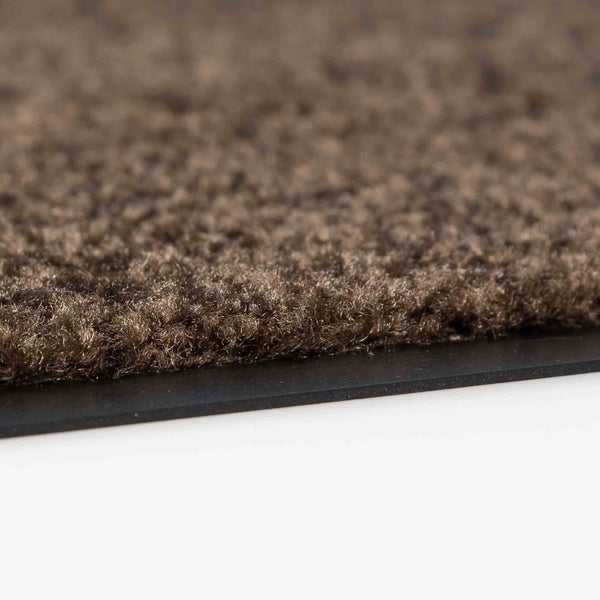 Detailansicht einer braunen Schmutzfangmatte mit Gummirand