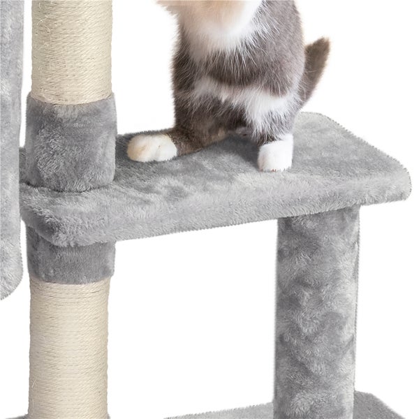 Detailansicht eines Katzenkratzbaums mit einer Katze auf einer Plattform