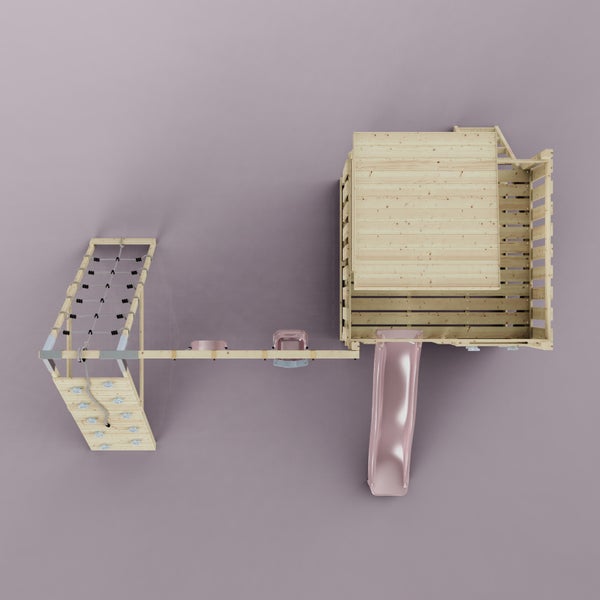 Vogelperspektive eines Spielturms aus Holz mit Dach, rosa Rutsche, Schaukeln, Kletterwand mit Griffen und einem Kletternetz aus Seilen.