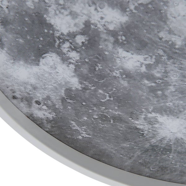 Detailansicht einer Deckenleuchte mit Mondoberflächen-Dekor und weißem Rahmen.