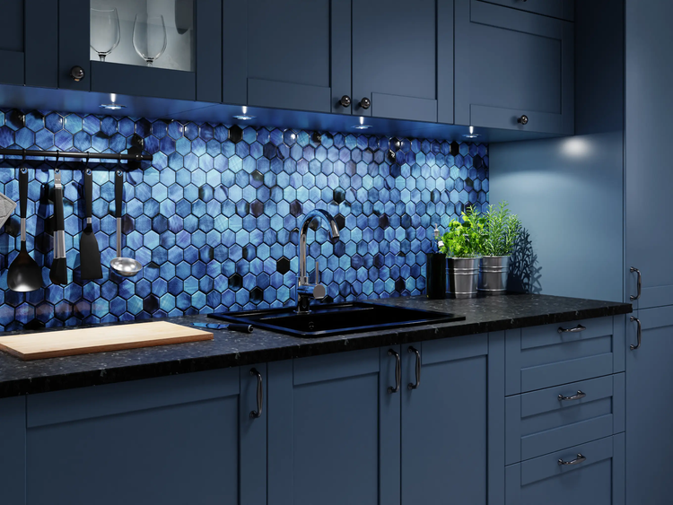 Moderne Küche mit blauen Schränken, Sechseckfliesen und Arbeitsplatte aus Stein