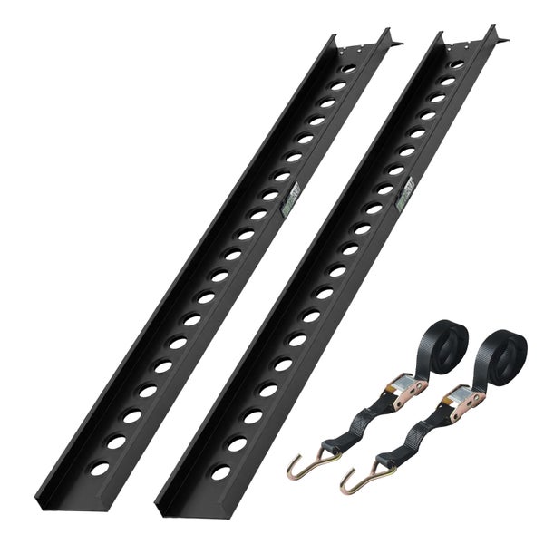Zwei schwarze Auffahrrampen aus Metall mit Lochprofil und zwei Spanngurte mit Haken.