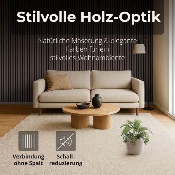 Modernes Wohnzimmer mit Akustikpaneelen in Holzoptik, helles Sofa und runder Holztisch, nahtlose Verbindung und schallreduzierend.