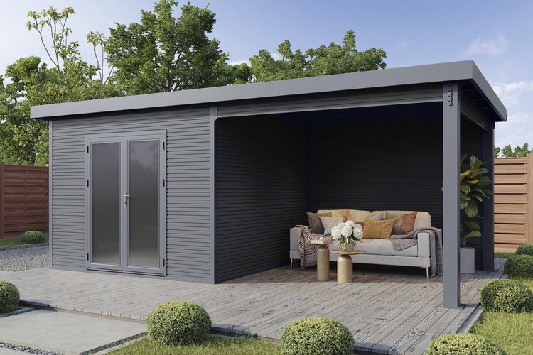 Modernes Gartenhaus aus Holz mit Pultdach, integrierter überdachter Terrasse und Doppeltür, auf einer Holzterrasse mit gemütlicher Lounge-Ecke.
