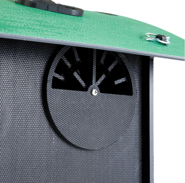 Detailaufnahme eines Außengehäuses mit grünem Dach und schwarzer Wand inklusive runder Belüftungsscheibe mit Wabenstruktur.