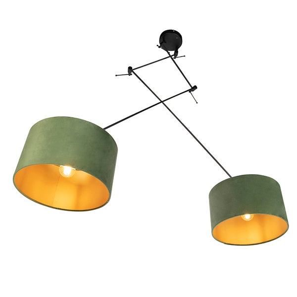 Zweiflammige Pendelleuchte mit verstellbarem schwarzem Metallgestell und runden Lampenschirmen aus grünem Samt mit goldener Innenseite.
