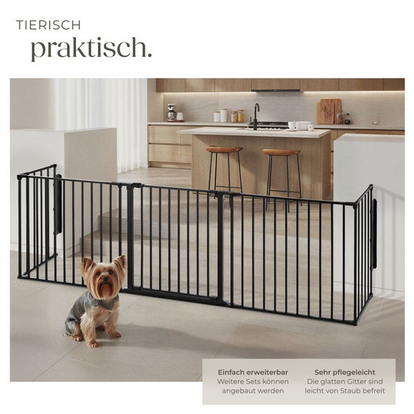 Schwarzes Metall-Schutzgitter für Hunde vor einer modernen Küche, erweiterbares Absperrgitter für Haustiere.