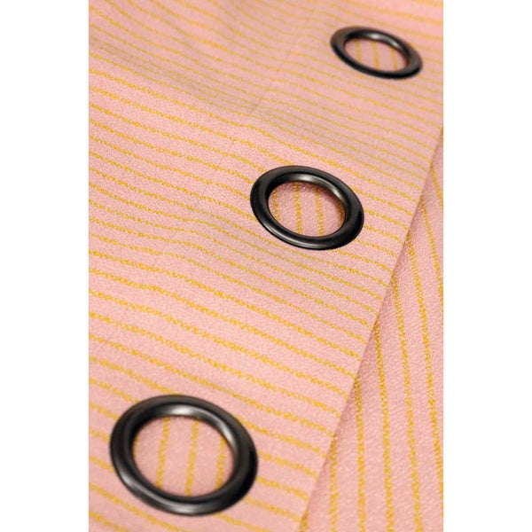 Detailansicht eines Vorhangs mit Ösenaufhängung und gestreiftem Muster