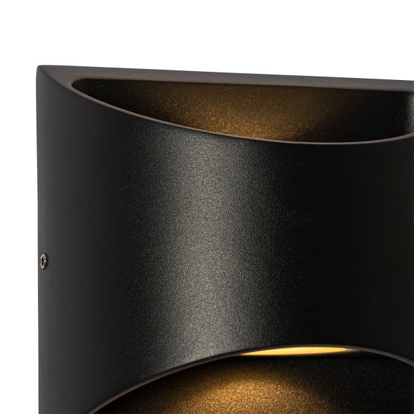 Moderne Wandleuchte in Schwarz mit strukturierter Oberfläche und Lichtaustritt nach oben und unten.
