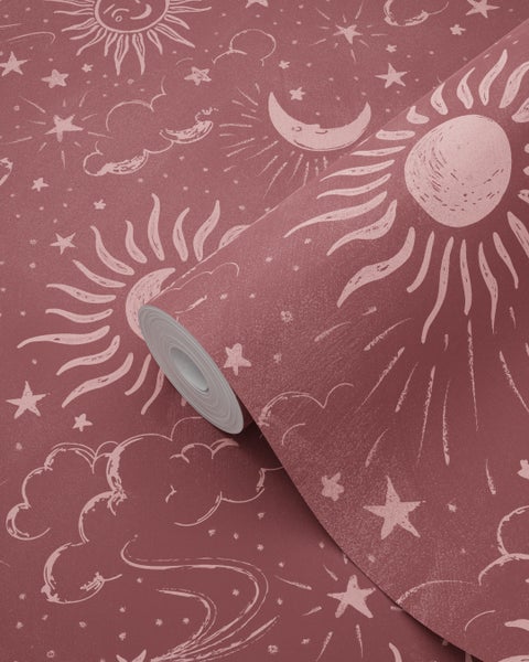 Vliestapete mit himmlischen Motiven wie Sonne, Mond, Sternen und Wolken im handgezeichneten Stil.