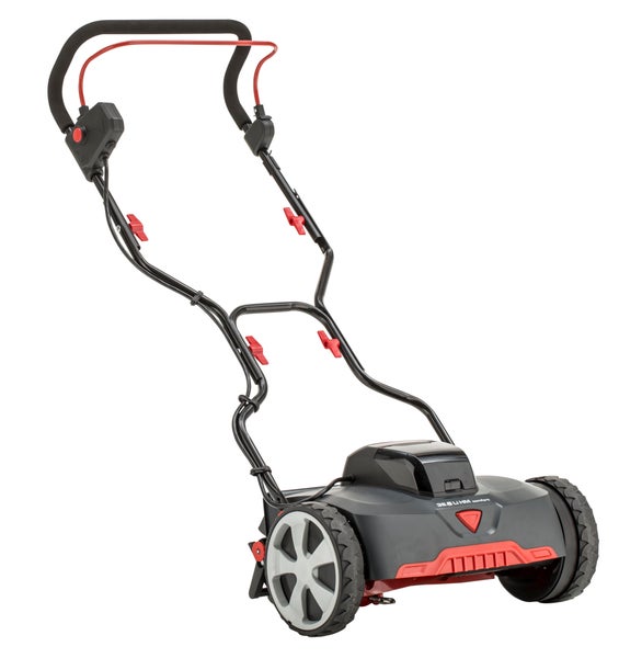 Akku-Spindelmäher mit ergonomischem Führungsholm und großen Rädern für präzises Rasenmähen.