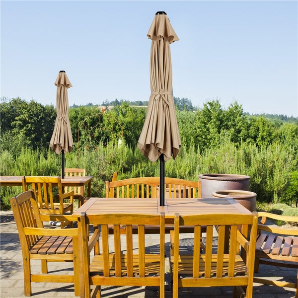 Gartenmöbel-Set mit Sonnenschirmen auf einer Terrasse