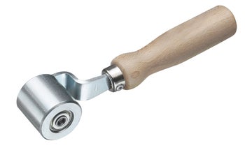 Andrückrolle mit Holzgriff und Metallwalze.