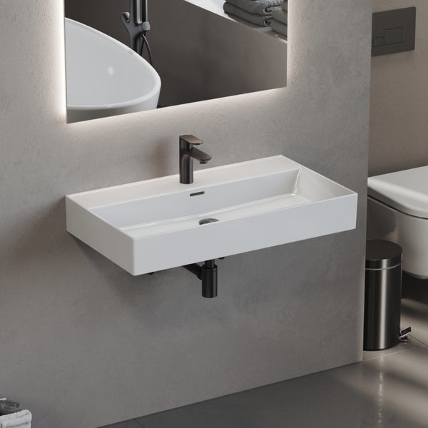 Wandhängendes rechteckiges Waschbecken aus weißer Keramik mit schwarzer Armatur in einem modernen grauen Badezimmer.