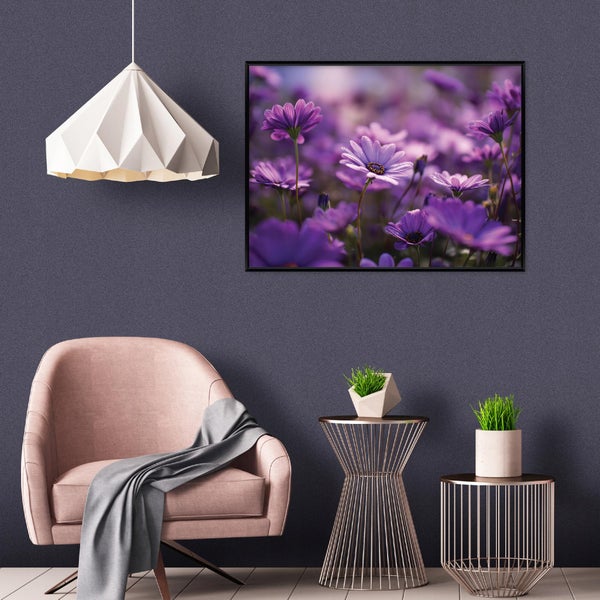 Modernes Wohnzimmer mit rosa Sessel, grauer Decke, weißer geometrischer Pendelleuchte, Beistelltischen aus Metall und Wandbild mit lila Blumen.